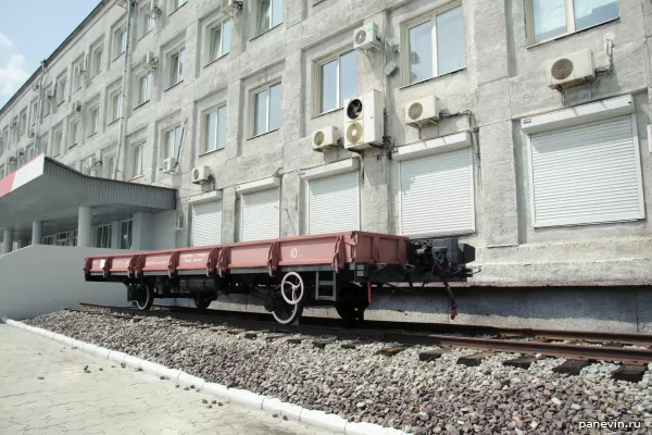 Biaxial freight railway platform