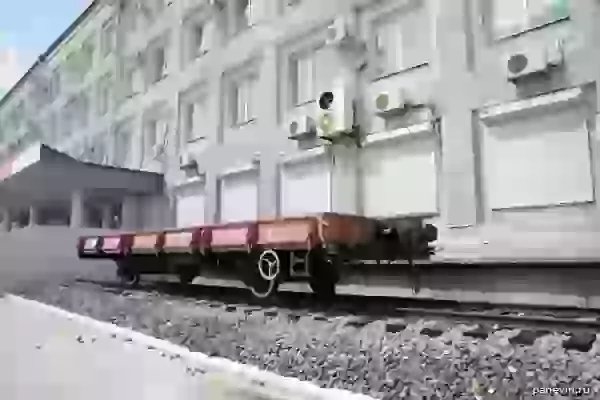 Двухосная грузовая железнодорожная платформа