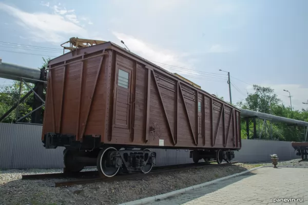 Four-axle collection and distribution car