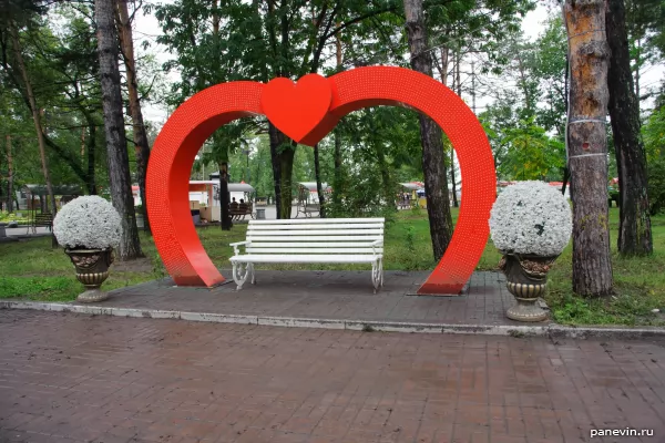 Lovers' bench