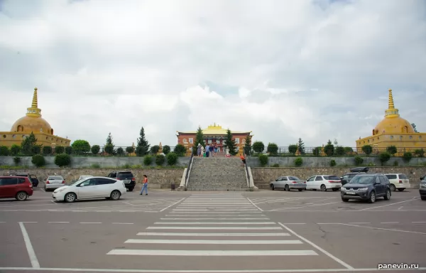 Parking in front of the temple