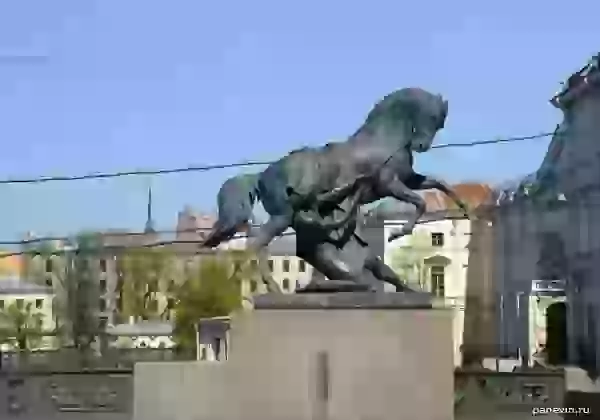 Скульптурная группа «Юноша припав на колено, укрощает дикий бег коня»