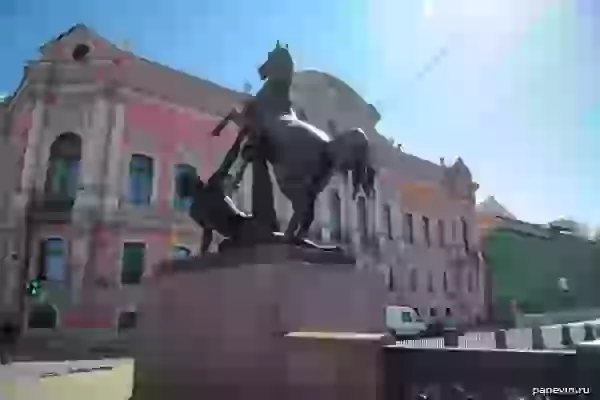Скульптурная группа «Человек повержен на землю, конь почти вырвался на волю»