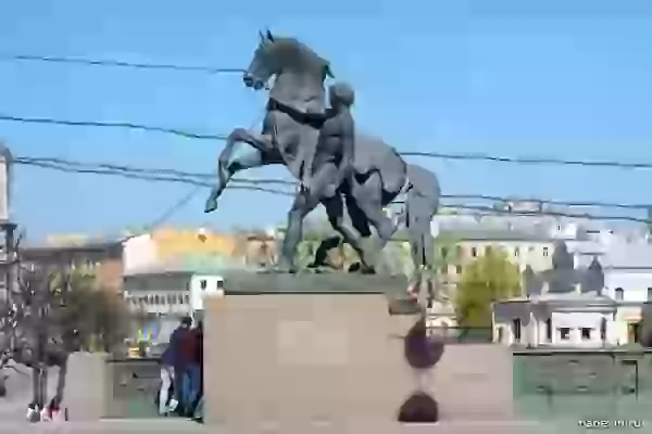 Скульптурная группа «Юноша покорил коня»