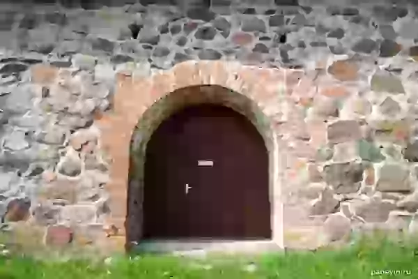Дверь в стене в какое-то служебное помещение