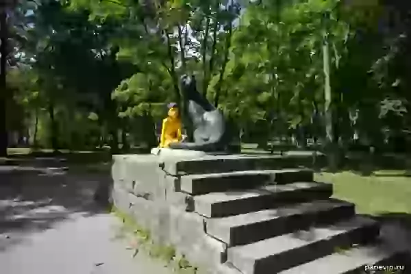 Скульптура «Пантера Багира и Маугли»