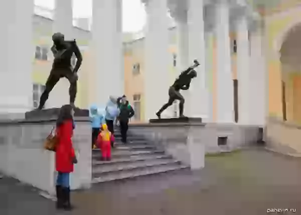 Скульптуры и колоннада входа в Александровский дворец