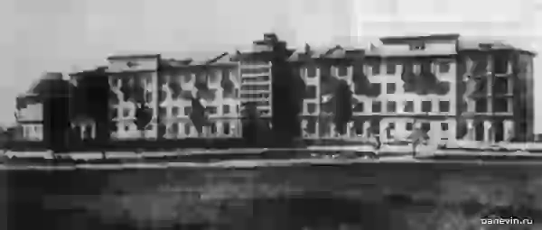 Терапевтический корпус областной больницы в 1940 году. Ротонда на снимке слева.