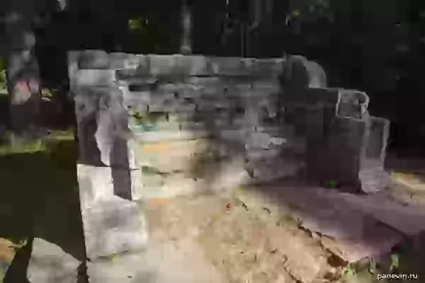 Каменная скамья