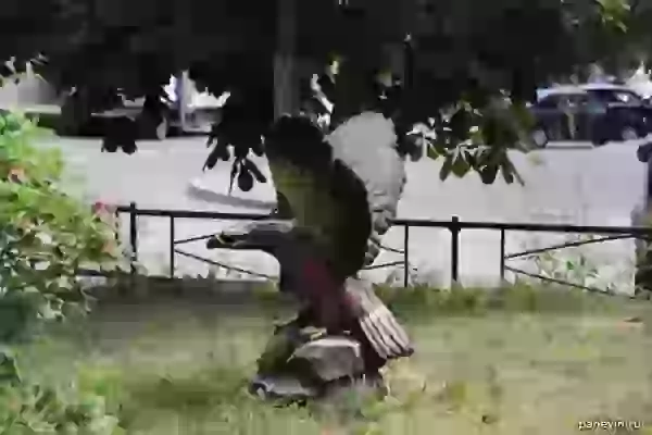 Орёл, вырезанный из дерева