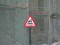 Знак «Осторожно, кошки!» во дворе Зимнего дворца, предупреждающий водителей