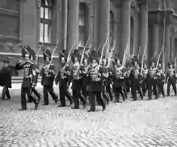 Рота Дворцовых гренадер марширует вдоль Зимнего Дворца