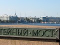 Мемориальная доска у Литейного моста. На заднем плане Нахимовское училище и крейсер Аврора