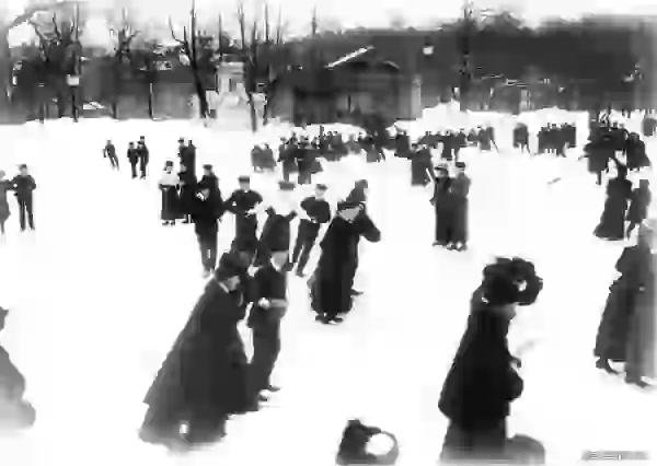 Группы на катке. Петербург. Таврический сад. 1908 год