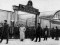 Рабочие и члены первого профсоюза у ворот Путиловского завода