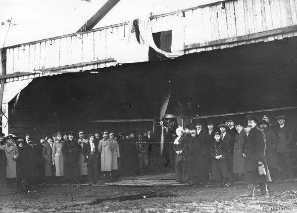 Участники открытия летательного сезона 1912 года у ангара. 5 мая 1912
