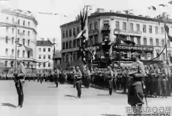 Войска Петербургского гарнизона на Знаменской площади, 23 мая 1909 года.