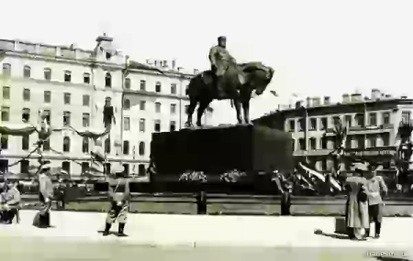 Памятник Александру III после торжественного открытия, фото 1909 года