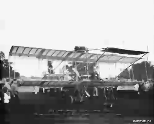 Аэроплан системы «Фарман- 4», окруженный группой перед вылетом. На аэроплане авиатор В. А. Лебедев. Фото К. Буллы.
