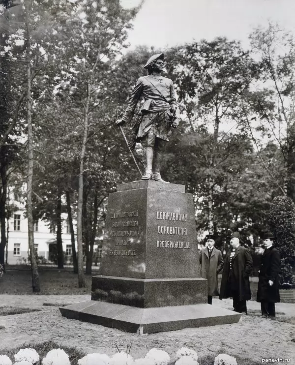 Памятник императору Петру I на Кирочной улице. 1910 год