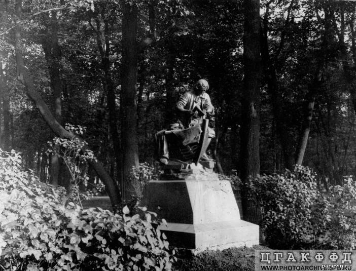 Reduced copy of the monument to Peter I "Tsar Carpenter" by the sculptor Leopold Adolfovich Bernshtam in the Summer Garden, 1913
