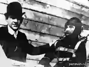 Глеб Котельников и манекен Иван Иванович с первым ранцевым парашютом