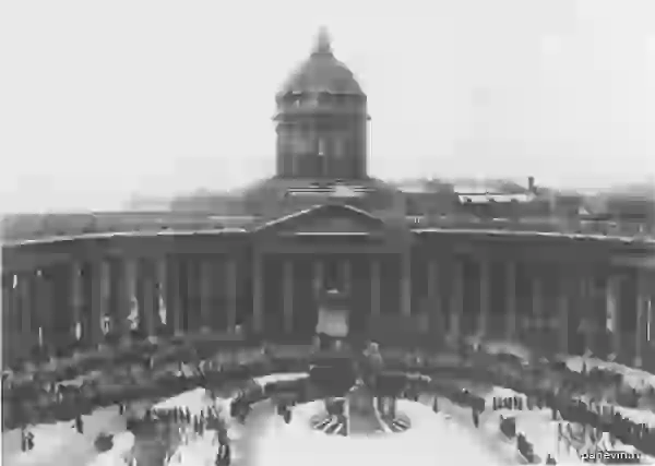 Крестный ход на площади перед Казанским собором в день празднования 300-летия Дома Романовых