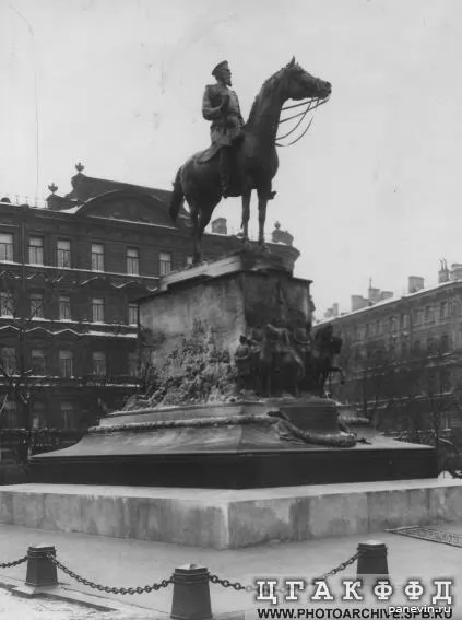 Общий вид памятника великому князю Николаю Николаевичу Старшему на Манежной площади