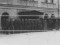 Группа вооруженных солдат и офицеров охраняет казначейство управы. Петроград, 1917 год