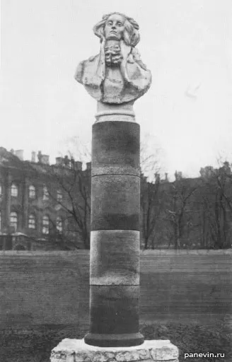 Памятник А. Н. Радищеву у Зимнего дворца (1918 г., скульптор Л. В. Шервуд)
