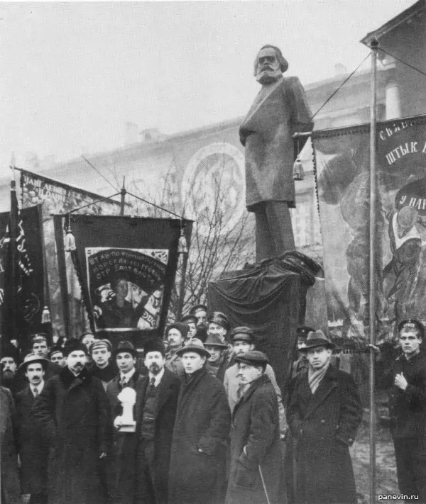 Открытие памятника Карлу Марксу у Смольного, 1918 год