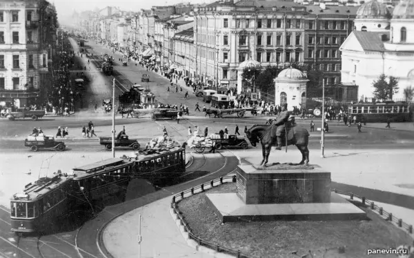 Памятник Александру III на Знаменской (Восстания) площади Петрограда (Санкт-Петербурга)