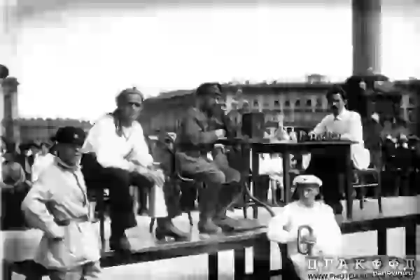 Илья Рабинович и Петр Романовский ведут партию «живых» шахмат на Дворцовой площади, 1924 год