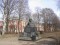 Памятник И.И. Мечникову и  корпуса больницы в его же честь. Фото 18 апреля 2003 г., с сайта al-spbphoto.narod.ru