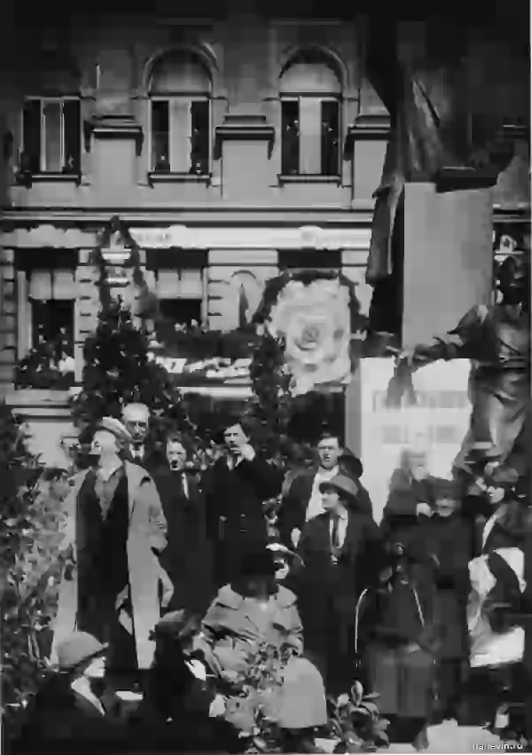 Группа старых большевиков на митинге по случаю открытия памятника Г. В. Плеханову у Технологического института. 1925 г. Фото С. Магазинера