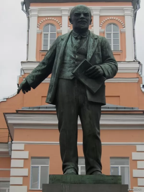 Первый памятник Ленину в Ленинграде — на территории Невского завода. Снимок в начале XXI века.