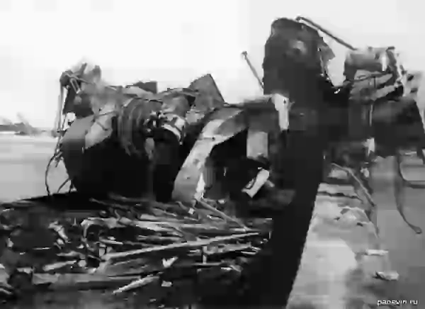Сброшенная мачта линкора «Марат», 1941 год