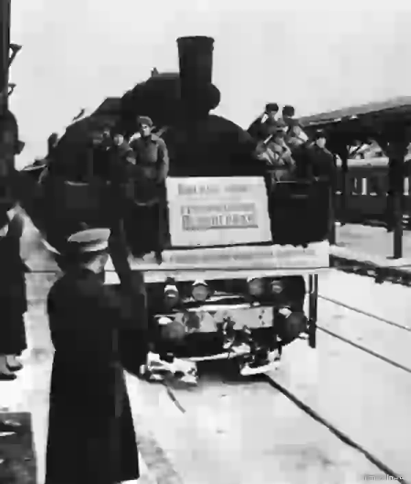 Первый поезд с Большой земли прибыл  в осаждённый Ленинград