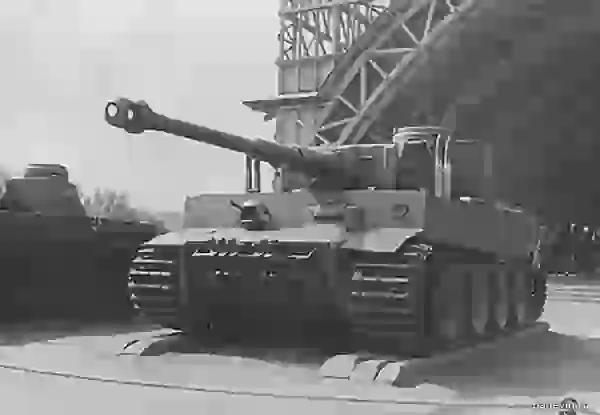«Тигр» T-VI (№100) на выставке на выставке трофейного вооружения в ЦПКиО имени Горького в Москве летом 1943 года.