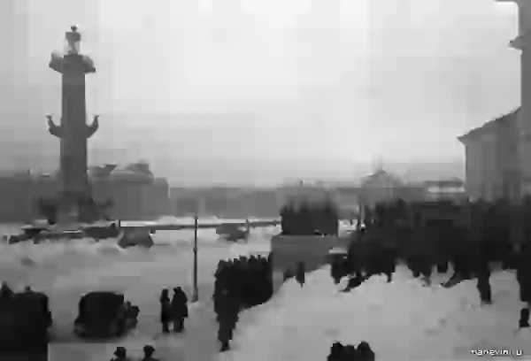 Стрелка Васильевского острова, ленинградцы на ступенях Биржи ждут начала салюта. 27 января 1944 г. Фото Б. Смирнова.