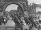Гвардейцы-артиллеристы проходят триумфальную арку на Международном проспекте. Фото Б. Уткина. 8 июля 1945.