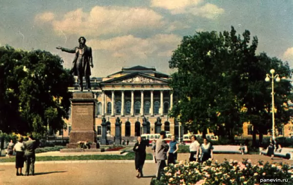 Памятник Пушкину на площади Искусств в Ленинграде, открытка 50-х годов XX века.
