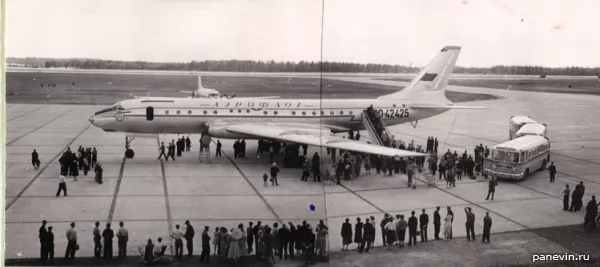 Ту-104 на посадочной полосе, после приземления. Рейс из Ленинграда.