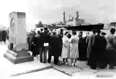 Ленинградцы приветствуют первый советский атомный ледокол «Ленин» во время его пробного рейса по Неве. 1961(?) год. Фотограф А. Бродский