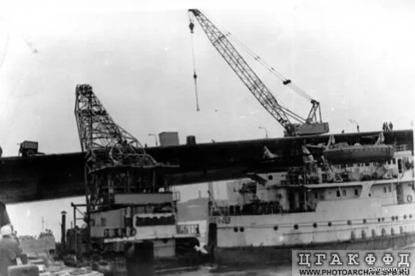 Танкер «Волго-нефть-269» после столкновения с мостом Володарского