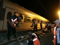 Спасатели работают на месте крушения поезда «Невский экспресс», 2007 год