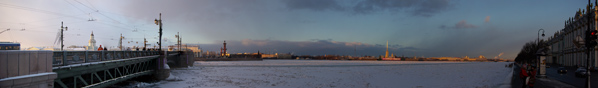 Панорамный вид на акваторию Невы и Дворцовый мост. Зима.