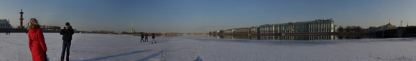 Панорамный вид на акваторию Невы с середины реки. Весна. 