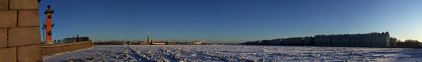 Панорамный вид на акваторию Невы днём. Зима.