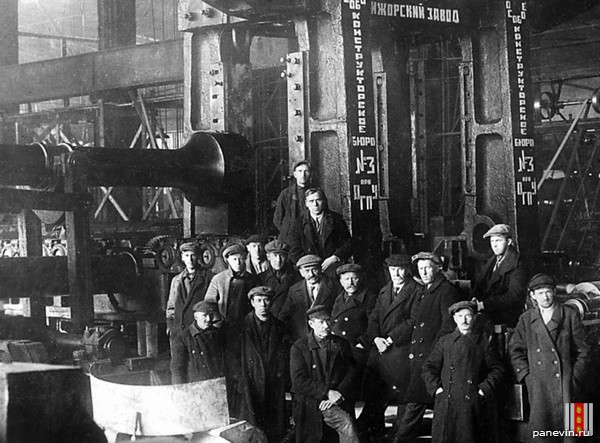 Ижоский завод, сталелитейный цех. Бригада, выпустившая первый советский блюминг. 1931 год